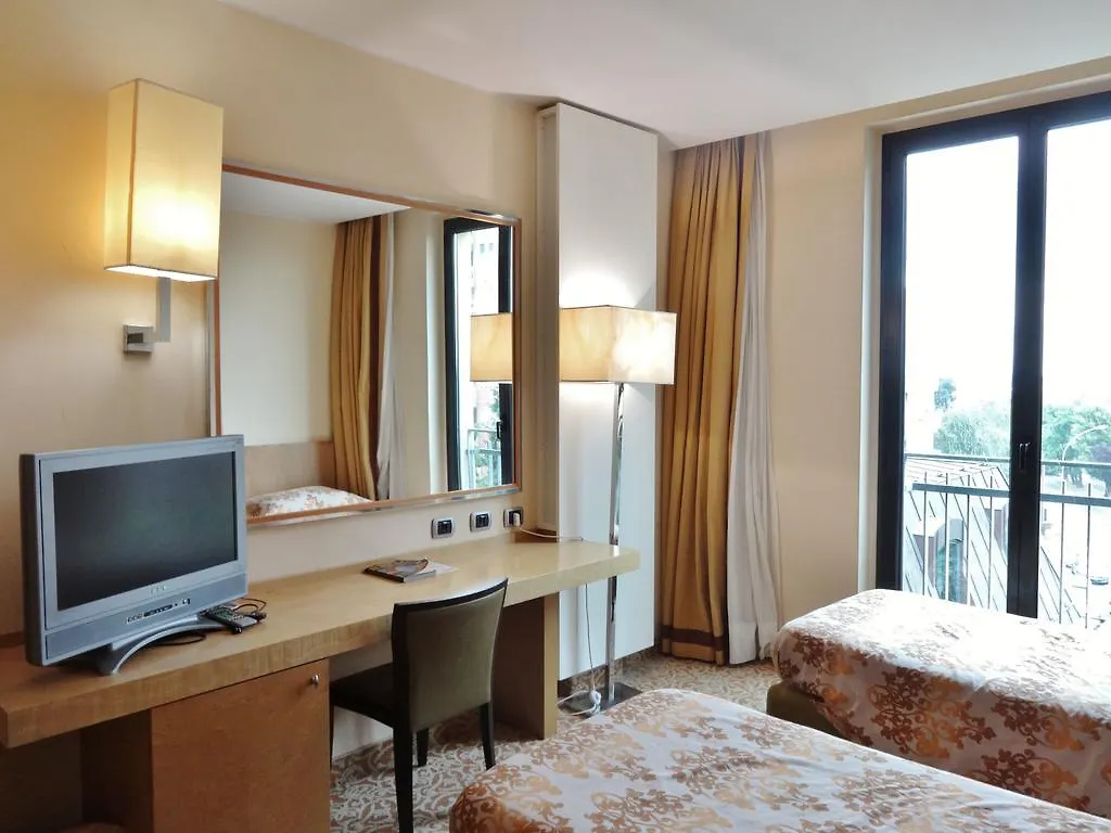 Hotel Tiffany Milano Trezzano sul Naviglio 4*,